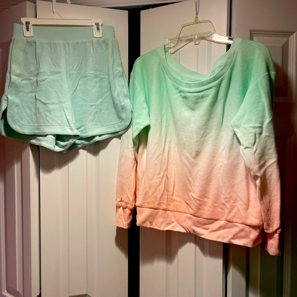GAP; 2 piece terry multi color set.